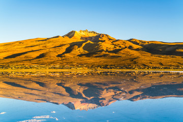 Fototapeta premium Dormant volcano at the salt lake of Solar De Uyuni