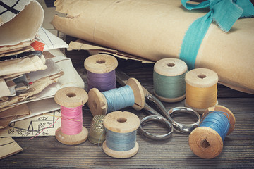 Vintage sewing supplies - obrazy, fototapety, plakaty