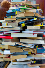 Bücher als Buchstapel. Chaos in der Bibliothek. Durcheinander und Unordnung in der Bildung.