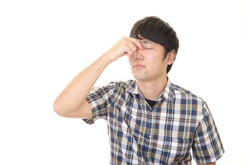 頭痛を訴える青年