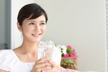 お水を飲み寛ぐ女性