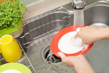 食器を洗う女性