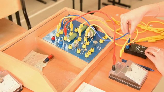 Electric circuit on school physics equipment