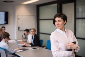 Obraz premium hispanic businesswoman with tablet at meeting room