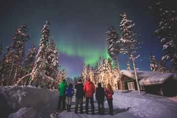 Muurstickers Mooie foto van massale veelkleurige groene levendige Aurora Borealis, Aurora Polaris, ook bekend als noorderlicht in de nachtelijke hemel over het winterlandschap van Lapland, Noorwegen, Scandinavië © tsuguliev
