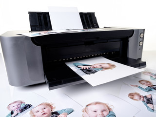 drucker mit vielen kinderbildern