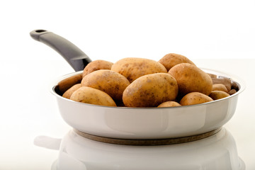 kartoffel roh in der pfanne