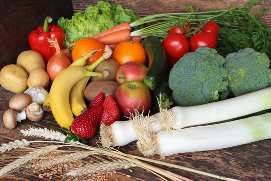 Gem&uuml;se, Obst, Fr&uuml;chte, Getreide, K&ouml;rner alles frisch geerntet auf Holz

