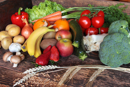 Gem&uuml;se, Obst, Fr&uuml;chte, Getreide, K&ouml;rner alles frisch geerntet 
