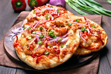 Naan pizza with chicken and vegetables