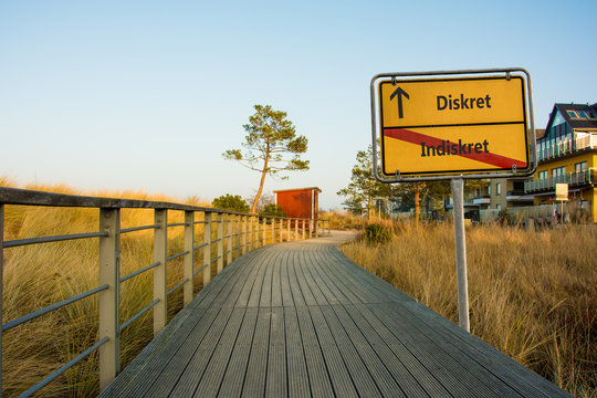 Schild 84 - Diskret