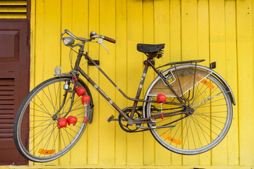 Fototapeta na wymiar retro bicycle hang on yellow wall