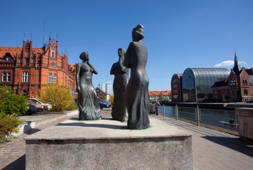 Bronzen monument genaamd &quot Three Graces&quot  op de Brda Boulevard, Bydgoszcz, Polen Sculptuur aan de kade in Bydgoszcz, Polen