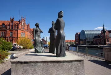 Papier Peint photo Monument artistique Monument en bronze appelé &quot Trois Grâces&quot  sur le boulevard Brda, Bydgoszcz, Pologne Sculpture sur remblai à Bydgoszcz, Pologne