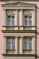 Neoklassizistische Fensterfront an einem Berliner Wohnhaus