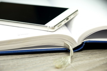 Ein Terminkalender und ein Handy