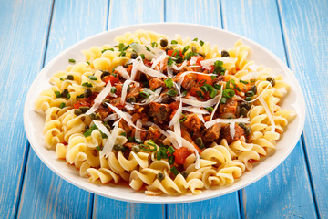 Pasta with meat, tomato sauce and vegetables 