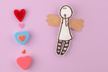 Ангел рядом много сердец на розовом фоне