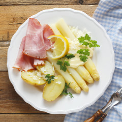 Spargel mit Schinken und Kartoffeln
