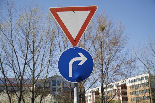 Vorfahrt gewähren und rechts abbiegen Schild