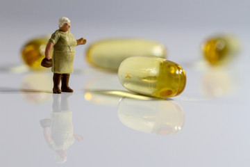 Miniatur Figur verwundert vor Omega-3-Fettsäure Kapsel