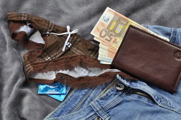 Les sous-vetements d'une prostitu&eacute; avec des preservatifs et billets de banque