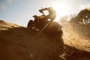 Quad fährt im Sand © lassedesignen