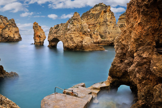 Wunderschöne Küste an der Algarve in Portugal.