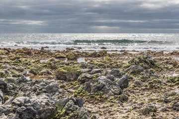 Fototapeta na wymiar Spiegelungen in der Bucht Costa Mar auf Lanzarote 