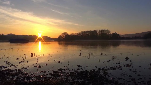 Sonnenaufgang am Rhein