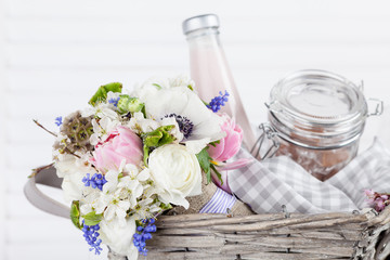 Giving a beautifull spring bouquet in the picnic basket