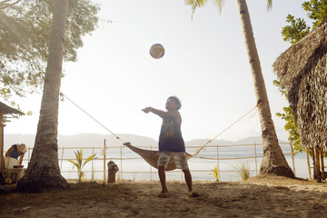 Enfant jouant au volley