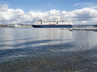 Kreuzfahrer/ Schiff im Hafen von Oslo