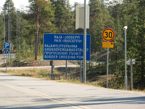 Halt Grenze/ Russisch-Norwegische Grenze mit Grenzschild