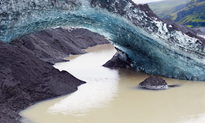 Arc de glace sur la langue glaciaire Svinafellsjokull