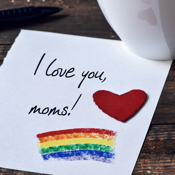 text I love you moms written in a note