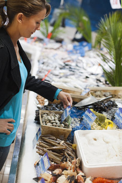 femme faisant ses courses &agrave; la poissonnerie