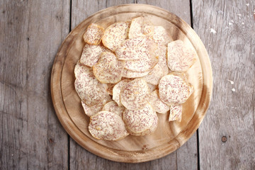 Fresh taro and taro chips