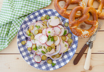 Bayrischer Wurstsalat mit frischen Brezeln