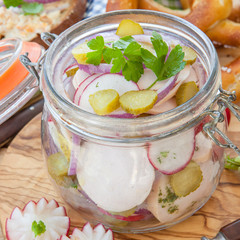 Bayrischer Wurstsalat im Glas