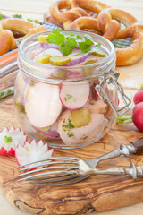 Bayrischer Wurstsalat im Glas