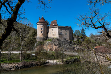 Village de Cabrerets dans le Lot , avec son château 