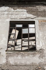 Finestre disastrate con vetri rotti