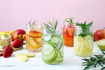  acqua rinfrescante con frutta verdura e erbe in vasetti di vetro