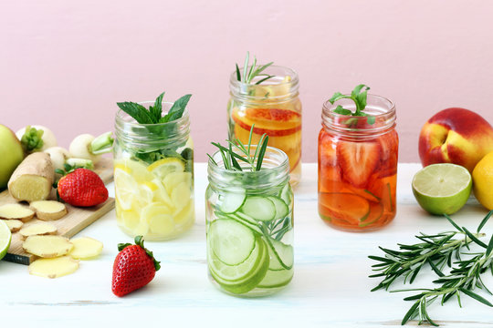 acqua rinfrescante con frutta verdura e erbe in vasetti di vetro