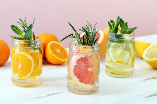 rinfrescante acqua con limone pompelmo e arancia in vasetti di vetro