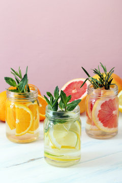 rinfrescante acqua con limone pompelmo e arancia in vasetti di vetro