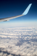 Fototapeta na wymiar Flug über den Wolken