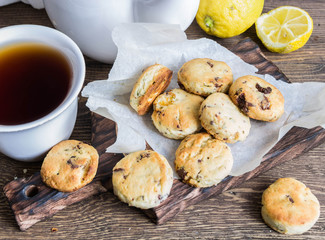 Lemon cookies with mint and chocolate