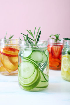 rinfrescante acqua con lime e cetriolo in vasetti di vetro